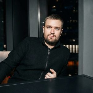 Станислав Новиков объясняет правила «Пятницы — дня визиток» в сообществе «Люди бизнеса»