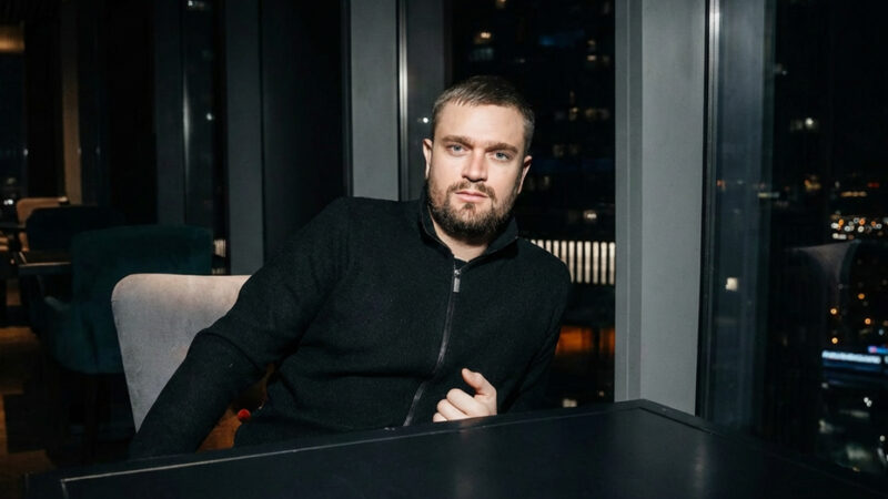 Станислав Новиков объясняет правила «Пятницы — дня визиток» в сообществе «Люди бизнеса»